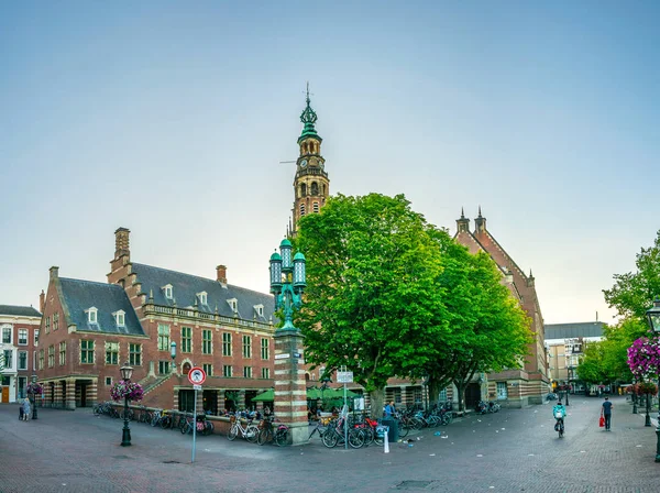 LEIDEN, PAÍSES BAJOS, 8 DE AGOSTO DE 2018: Vista al atardecer del ayuntamiento de Leiden, Países Bajos — Foto de Stock