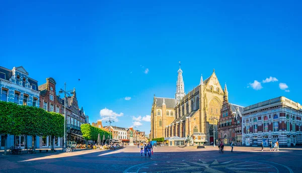 荷兰哈勒姆，2018年8月8日：荷兰哈勒姆格罗特马克特广场和圣巴沃教堂景观 — 图库照片