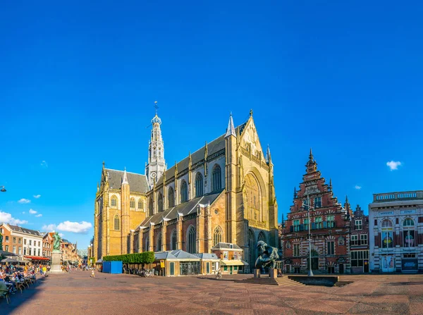 Haarlem, Hollanda, 8 Ağustos 2018: Haarlem, Hollanda'daki Grote Markt meydanı ve Saint Bavo kilisesinin görünümü — Stok fotoğraf