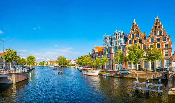 HAARLEM, PAYS-BAS, 8 AOÛT 2018 : Les gens se promènent le long d'un canal à Haarlem pendant la journée, Pays-Bas — Photo