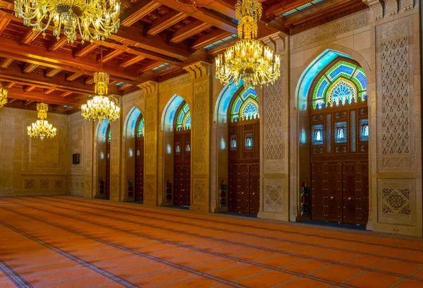 Muscat, Omán, 1. listopad 2016: interiér mešity sultán Qaboos v Muscat, Omán — Stock fotografie
