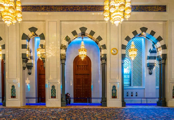 MUSCAT, OMAN, NOVEMBER 1, 2016: Interior of the Sultan Qaboos Grand Mosque in Muscat, Oman — Stock Fotó