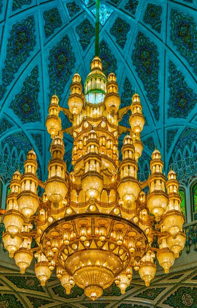 MUSCAT, OMAN, NOVEMBER 1, 2016: Chandelier of the Sultan Qaboos Grand Mosque in Muscat, Oman — Stock Fotó