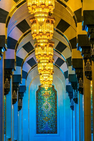 Muscat, Oman, 1 november 2016: interiör av Sultan Qaboos stora moské i Muscat, Oman — Stockfoto