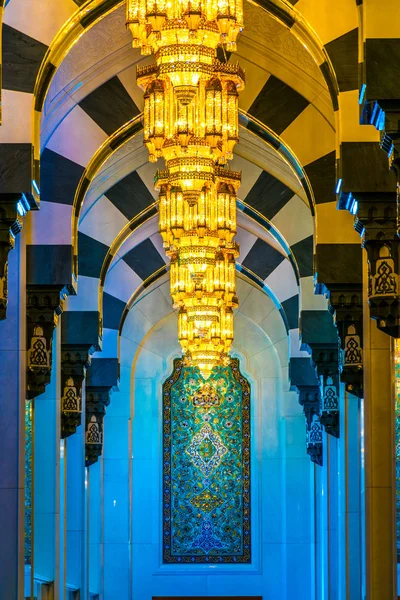 MUSCAT, OMAN, NOVEMBER 1, 2016: Interior of the Sultan Qaboos Grand Mosque in Muscat, Oman — Stock Fotó