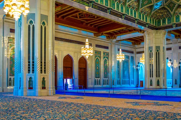 MUSCAT, OMAN, NOVEMBER 1, 2016: Interior of the Sultan Qaboos Grand Mosque in Muscat, Oman — Stock Fotó