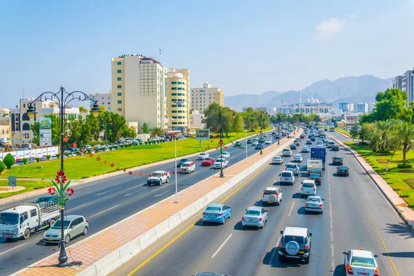 MUSCAT, OMAN, NOVEMBER 1, 2016: Traffic on the sultan Qaboos street in Muscat, Oman — Stok fotoğraf