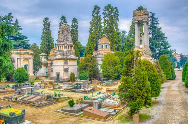 MILANO, ITALIA, 2 GENNAIO 2018: Veduta di tombe e tombe all'interno del Cimitero monumentale di Milano — Foto Stock