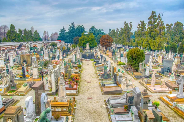 MILANO, ITALIA, 2 DE ENERO DE 2018: Vista de tumbas y tumbas dentro del Cimitero monumentale en Milano, Italia —  Fotos de Stock