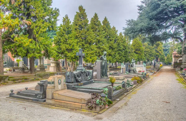 MILANO, ITÁLIA, JANEIRO 2, 2018: Vista de túmulos e sepulturas dentro do monumento Cimitero em Milão, Itália — Fotografia de Stock