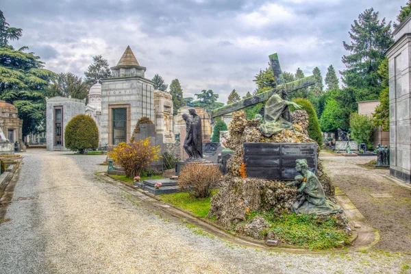 Milano, italien, januar 2, 2018: ansicht von gräbern und gräbern innerhalb des cimitero monumentale in milano, italien — Stockfoto