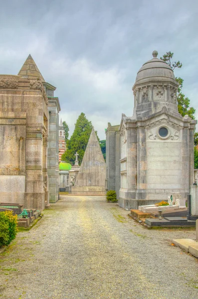 MILANO, ITALIA, 2 GENNAIO 2018: Veduta di tombe e tombe all'interno del Cimitero monumentale di Milano — Foto Stock