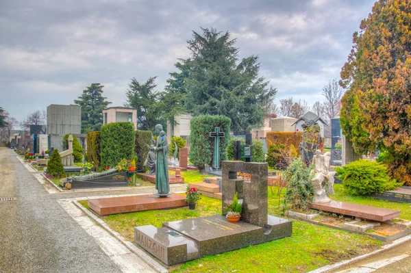MILANO, ITÁLIA, JANEIRO 2, 2018: Vista de túmulos e sepulturas dentro do monumento Cimitero em Milão, Itália — Fotografia de Stock