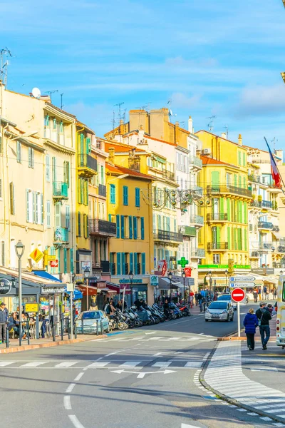 Cannes, Francie, 30. prosince 2017: pohled na úzkou ulici v centru Cannes, Francie — Stock fotografie