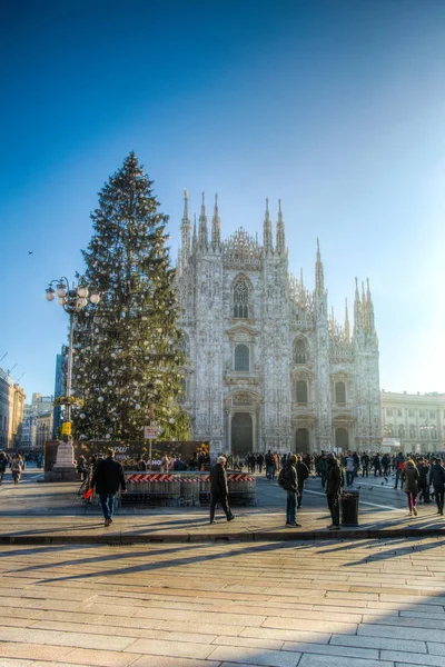 Milano, Itálie, 2. ledna 2018: davy míjí vánoční stromek na Piazza del Duomo v Milano, v Itálii — Stock fotografie