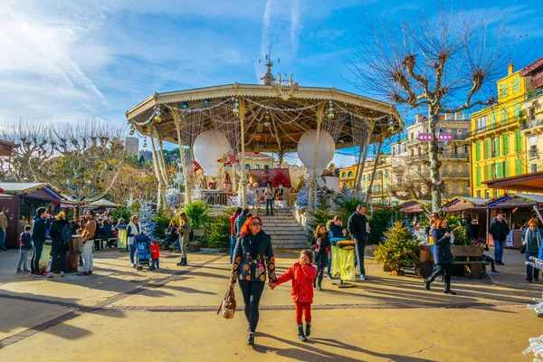 CANNES, FRANCIA, 30 DE DICIEMBRE DE 2017: La gente está paseando por un mercado navideño en Cannes, Francia —  Fotos de Stock