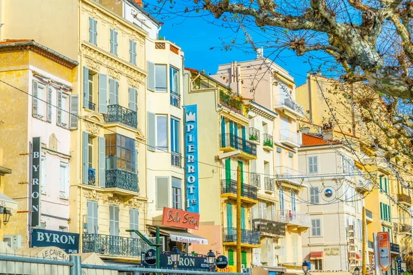 CANNES, FRANCE, DECEMBER 30, 2017: View of a narrow street in the center of Cannes, France — Stock Photo, Image