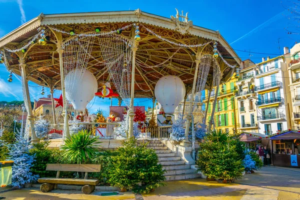 CANNES, FRANCIA, 30 DE DICIEMBRE DE 2017: La gente está paseando por un mercado navideño en Cannes, Francia —  Fotos de Stock