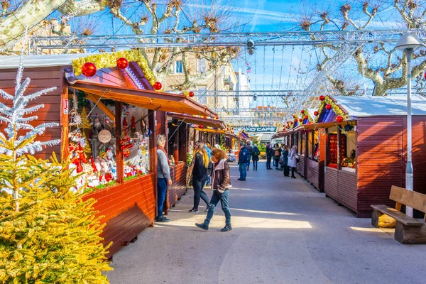 CANNES, FRANCIA, 30 DE DICIEMBRE DE 2017: La gente está paseando por un mercado navideño en Cannes, Francia — Foto de Stock