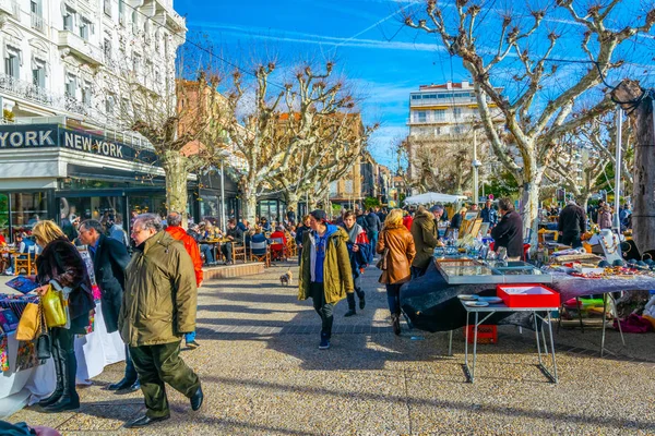 CANNES, FRANCIA, 30 DE DICIEMBRE DE 2017: La gente está paseando por un mercado navideño en Cannes, Francia — Foto de Stock