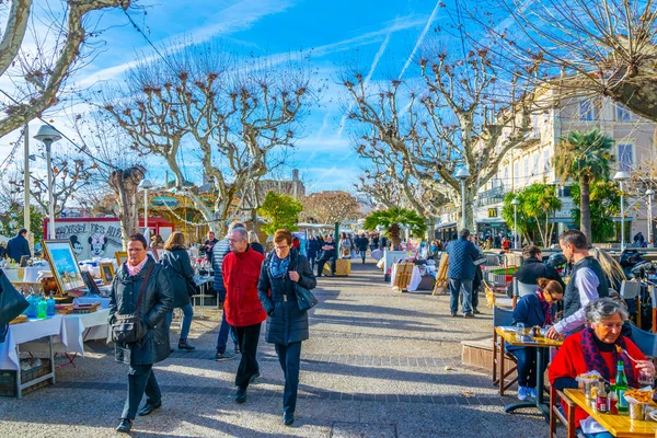CANNES, FRANCIA, 30 DE DICIEMBRE DE 2017: La gente está paseando por un mercado navideño en Cannes, Francia — Foto de Stock