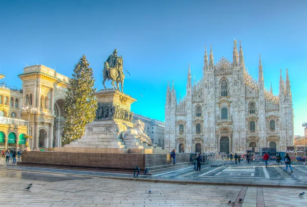 MILANO, ITALY, JANUARY 2, 2018: Толпа проходит мимо рождественской елки на площади Дуомо в Милане, Италия — стоковое фото