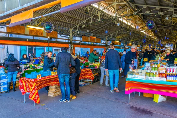 Antibes, france, dezember 30, 2017: blick auf einen lokalen marktplatz im zentrum von antibes, france — Stockfoto