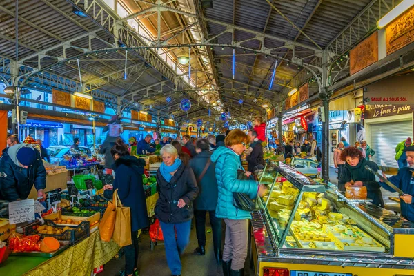 ANTIBES, FRANCIA, 30 DE DICIEMBRE DE 2017: Vista de un mercado local en el centro de Antibes, Francia — Foto de Stock