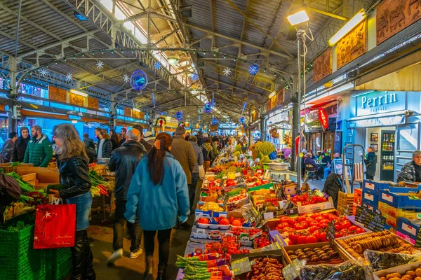 Antibes, france, dezember 30, 2017: blick auf einen lokalen marktplatz im zentrum von antibes, france — Stockfoto