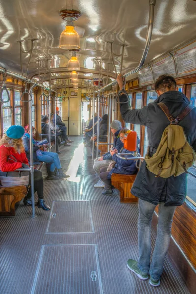 Мілан, Італія, 2 січня 2018: люди всередині класичного трамвая в Мілані, Італія — стокове фото