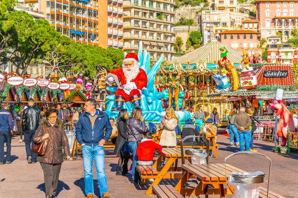 MONACO, MONACO, 29 DE DICIEMBRE DE 2017: La gente está paseando por un mercado de Navidad en Mónaco —  Fotos de Stock