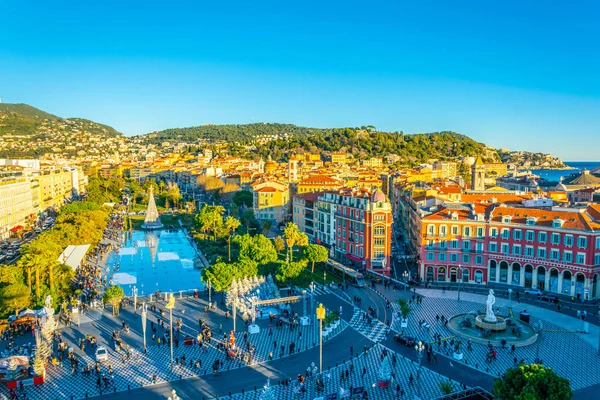 Niza, FRANCIA, 28 DE DICIEMBRE DE 2017: Vista aérea de la plaza Massena en Niza durante la Navidad, Francia — Foto de Stock