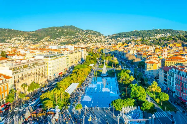 Niza, FRANCIA, 28 DE DICIEMBRE DE 2017: Vista aérea de la plaza Massena en Niza durante la Navidad, Francia — Foto de Stock