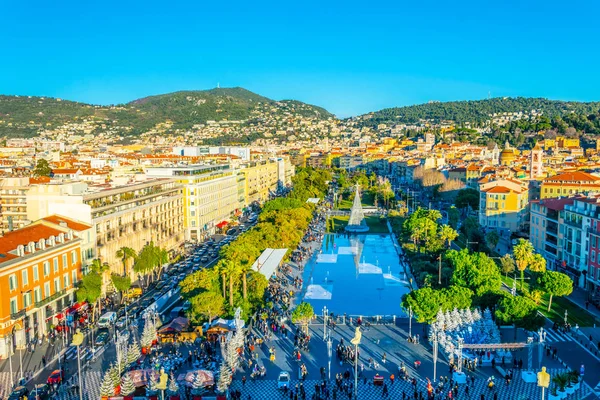 Niza, FRANCIA, 28 DE DICIEMBRE DE 2017: Vista aérea de la plaza Massena en Niza durante la Navidad, Francia — Foto de Stock