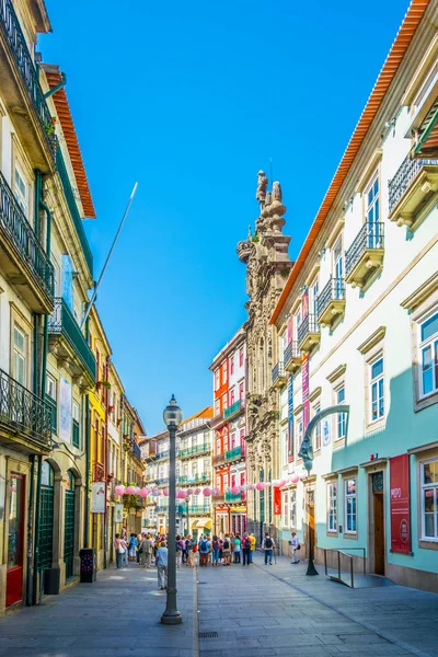 Porto, Portugal, 5 september 2016: mensen slenteren door draadloos Rua das Flores in Porto, Portugal. — Stockfoto