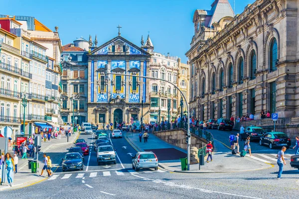 Porto, Portugalia, 5 września 2016: ruch drogowy prowadzący do mostu Luisa I w Porto, Portugalia. — Zdjęcie stockowe