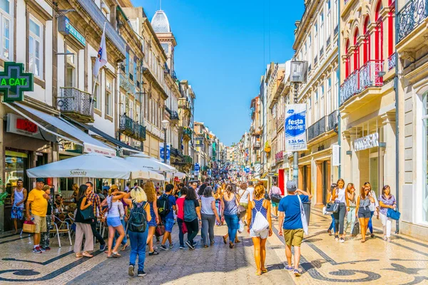Porto, Portekiz, 5 Eylül 2016: İnsanlar Porto, Portekiz rua de santa catarina ile geziniyor
