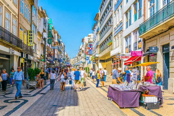 PORTO, PORTUGAL, SETEMBRO 5, 2016: As pessoas passeiam pela rua de santa catarina no Porto, Portugal — Fotografia de Stock