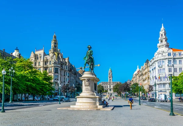 PORTO, PORTUGAL, SETEMBRO 5, 2016: Estátua de Dom Pedro IV e Câmara Municipal do Porto, Portugal . — Fotografia de Stock