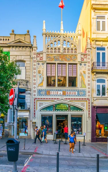 PORTO, PORTUGAL, 5 DE SEPTIEMBRE DE 2016: vista de la librería Lello en Oporto, Portugal, que sirvió de inspiración para los libros de harry potter . — Foto de Stock