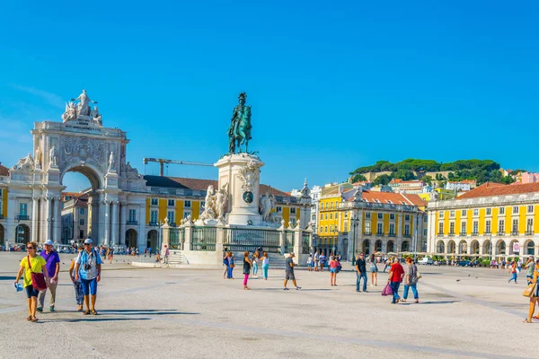 Lisbon, portugal, september 2, 2016: menschen durchqueren praca do comercio in lisbon, portugal. — Stockfoto