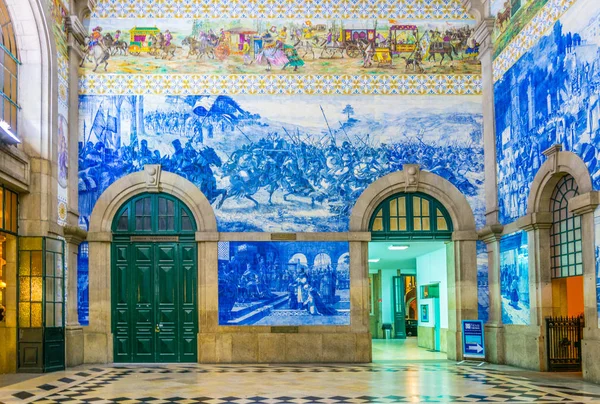 Порто, Португалія, 5 вересня 2016: azulejos мозаїка в головному вокзалі в Порто, Португалія. — стокове фото