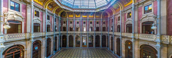 PORTO, PORTUGAL, 6 DE SEPTIEMBRE DE 2016: Interior del edificio Palacio da Bolsa en Oporto, Portugal . — Foto de Stock