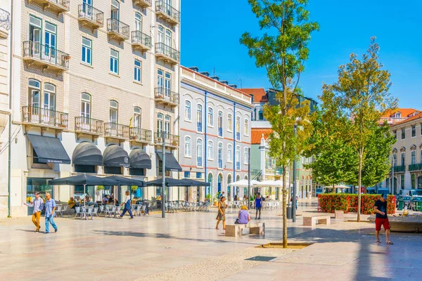 LISBOA, PORTUGAL, SETEMBRO 2, 2016: As pessoas passeiam pela variedade largo do intendente pina em Lisboa, Portugal . — Fotografia de Stock