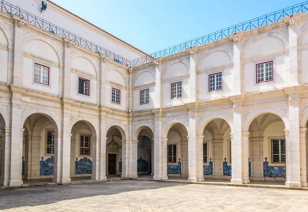 Lissabon, Portugal, september 3, 2016: Courtyard vid kyrkan Sao Vicente de för a, Portugal. — Stockfoto