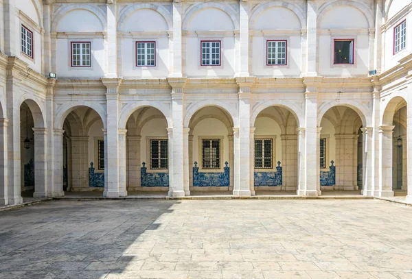 LISBOA, PORTUGAL, 3 DE SEPTIEMBRE DE 2016: patio en la iglesia de sao vicente de fora, Portugal . — Foto de Stock