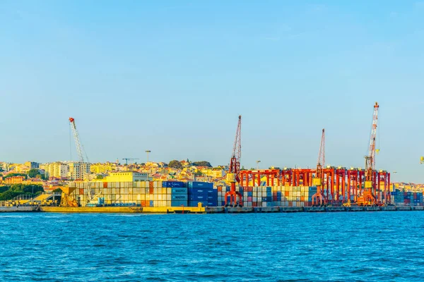 LISBOA, PORTUGAL, 3 DE SEPTIEMBRE DE 2016: Vista del puerto de Lisboa, Portugal . — Foto de Stock