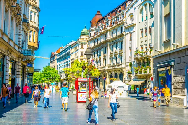 Belgrado, Servië, 26 augustus 2017: mensen wandelen op de Kneza Mihaila-straat in Belgrado, Servië. — Stockfoto