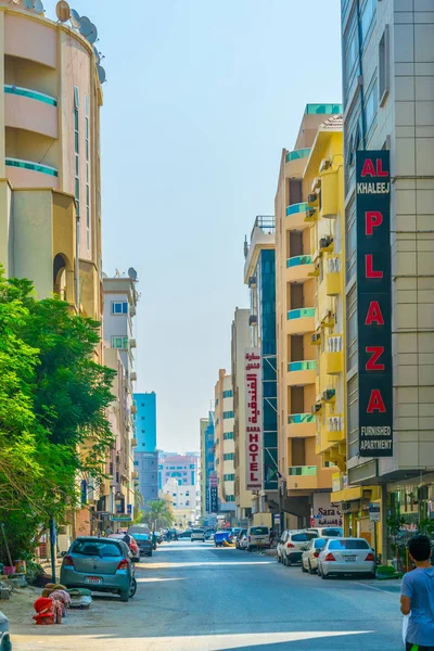 AJMAN, Emiratos Árabes Unidos, 24 de octubre de 2016: Vista de una calle estrecha en el más pequeño de los Emiratos Árabes Unidos - Ajman . — Foto de Stock