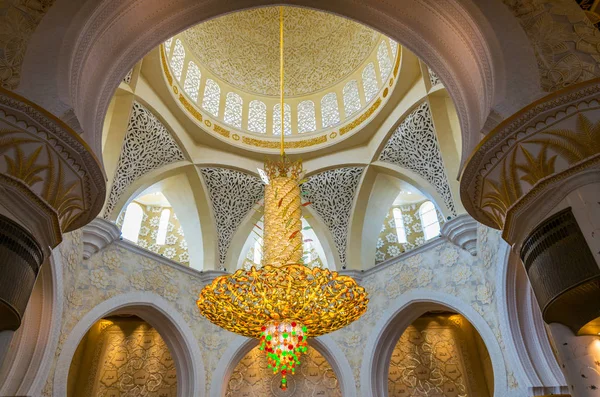 Abu Dhabi, UAE, október 29, 2016: gyönyörű csillár belsejében a Sheikh Zayed mecset, Abu Dhabi, United Arab Emirates — Stock Fotó